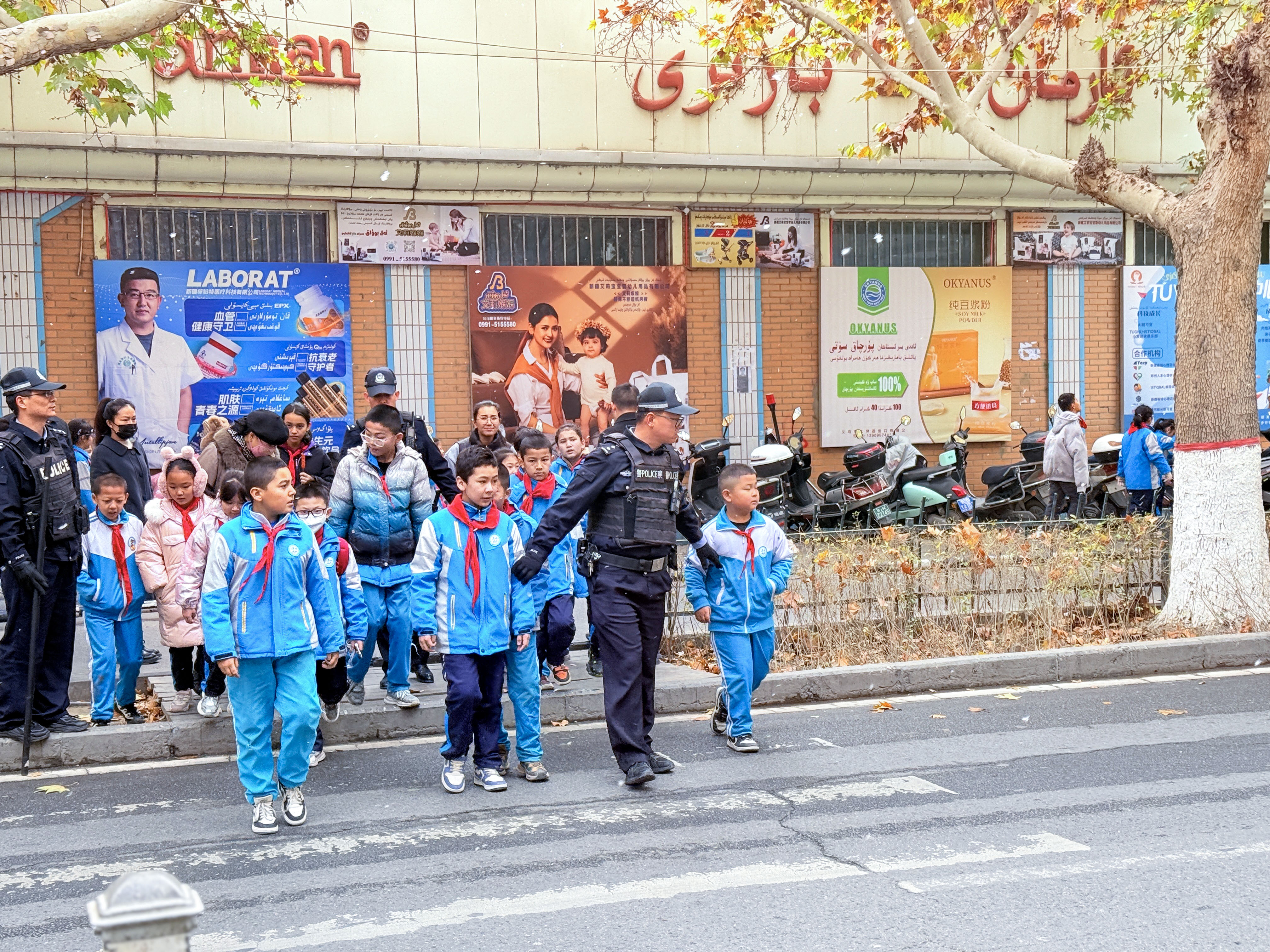 民警护送学生过马路.库尔班·麦麦提 摄 1.jpg