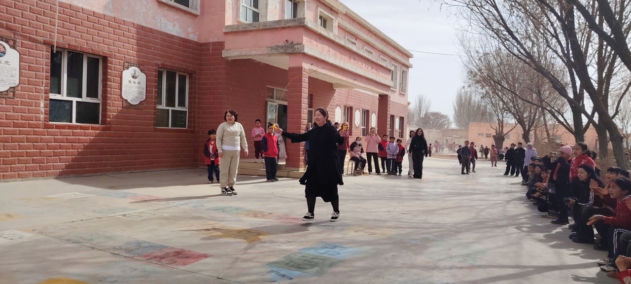 2.乌恰镇中心小学“凝聚巾帼力量 共筑时代梦想”三八妇女节活动照片(女神跳绳接力赛活动照片).jpg 2.乌恰镇中心小学“凝聚巾帼力量 共筑时代梦想”三八妇女节活动照片(女神跳绳接力赛活动照片).jpg