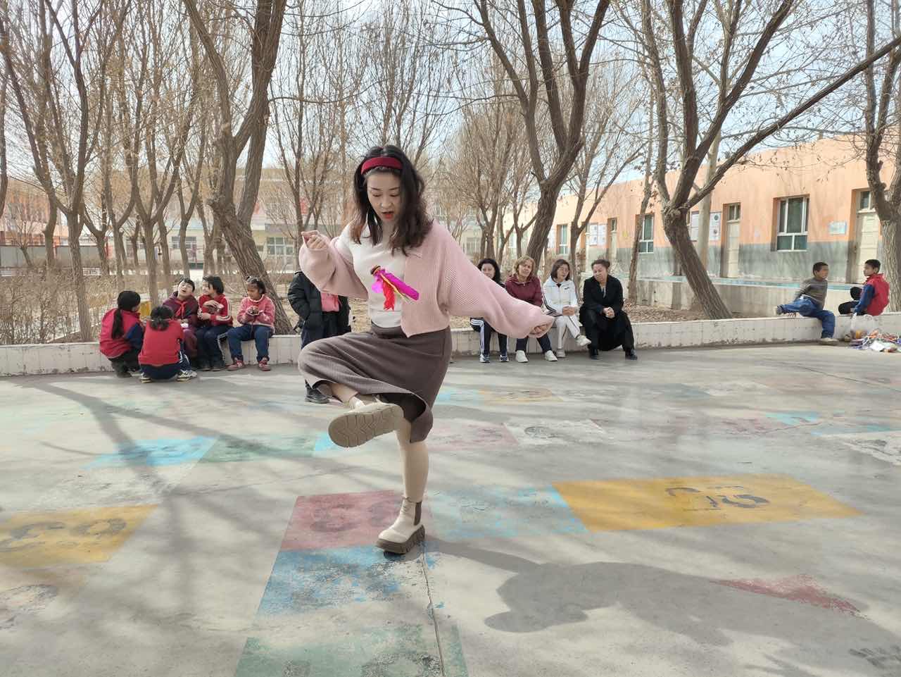 3.乌恰镇中心小学“凝聚巾帼力量 共筑时代梦想”三八妇女节活动照片(女神踢毽子活动照片).jpg 3.乌恰镇中心小学“凝聚巾帼力量 共筑时代梦想”三八妇女节活动照片(女神踢毽子活动照片).jpg