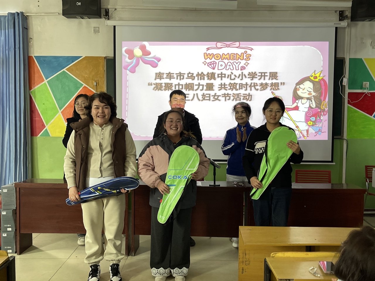 4.乌恰镇中心小学“凝聚巾帼力量 共筑时代梦想”三八妇女节活动照片(个人赛前三名女教师合影).jpg 4.乌恰镇中心小学“凝聚巾帼力量 共筑时代梦想”三八妇女节活动照片(个人赛前三名女教师合影).jpg