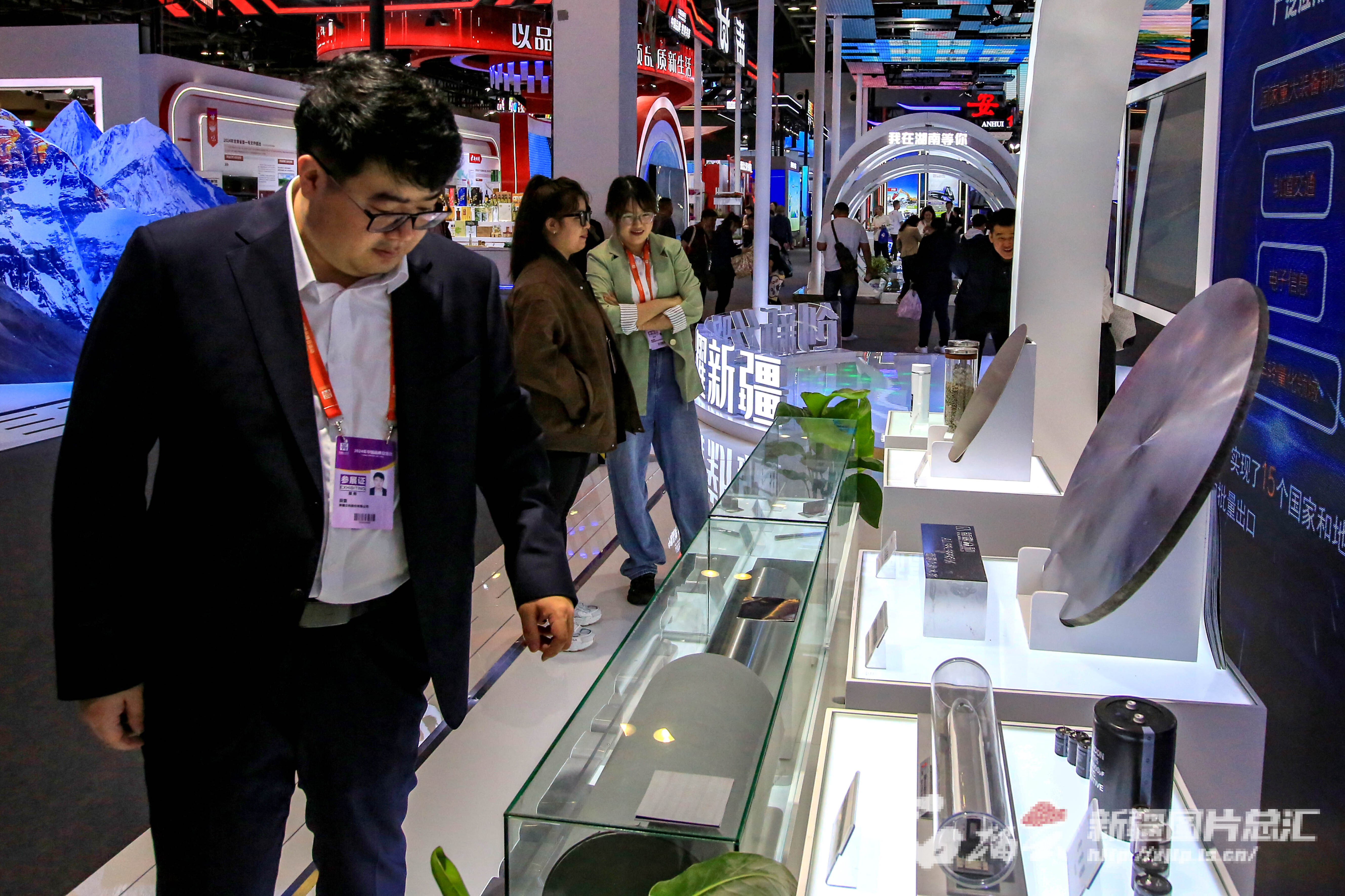 探馆!中国品牌日新疆展馆展示"智造"发展成果