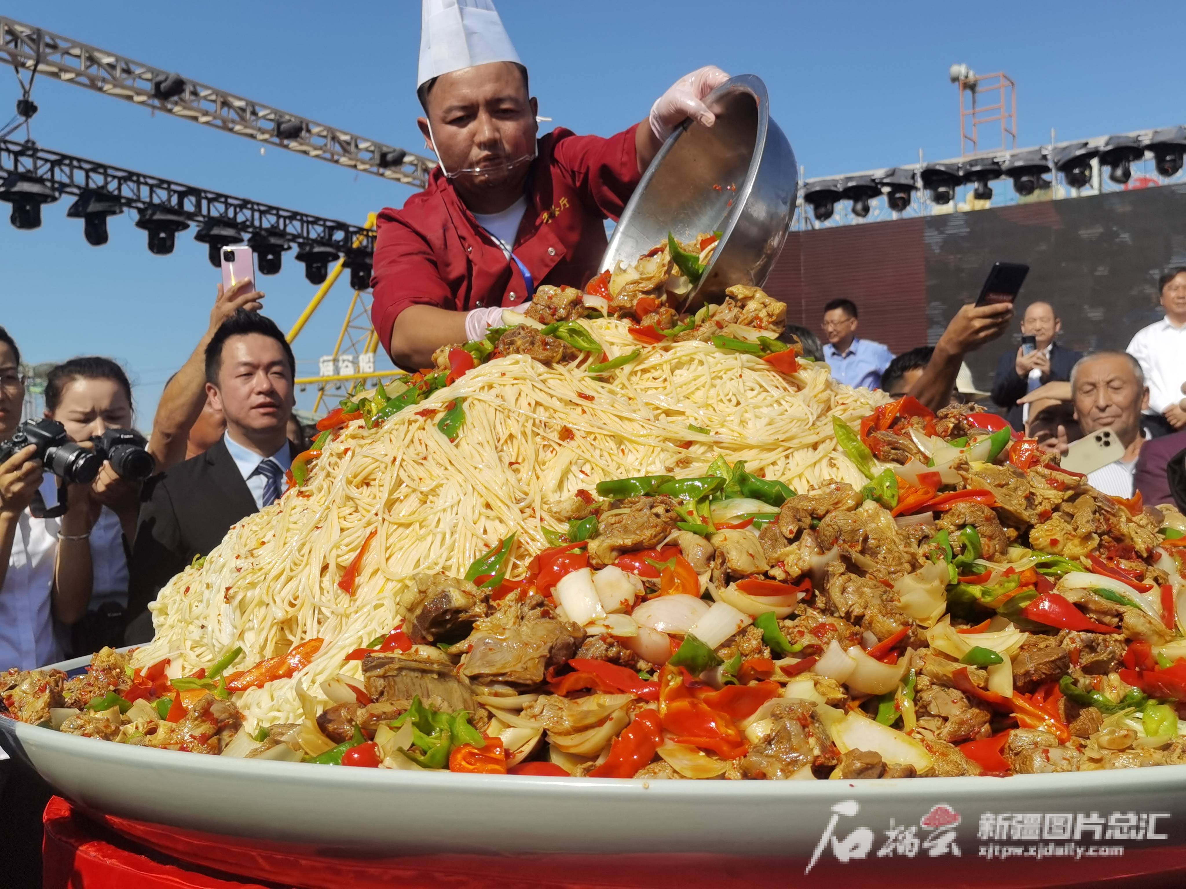 400公斤食材152米直径盘子托克逊县黑羊肉拌面获大世界基尼斯之最