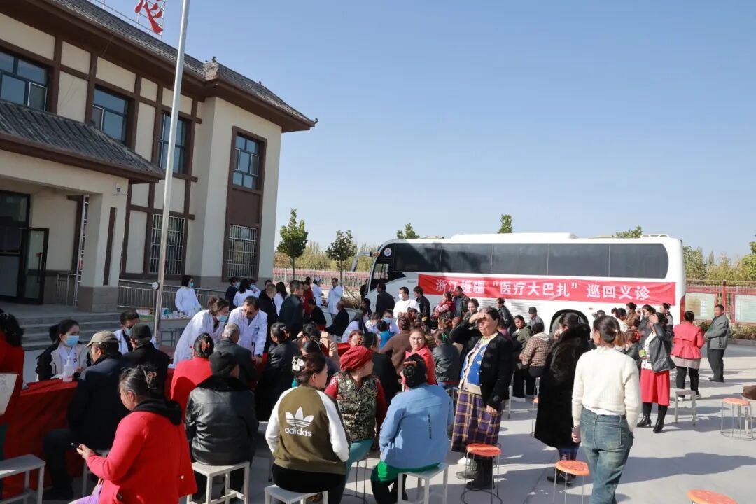 2023年10月27日,浙江省医疗人才“组团式”援疆医疗队前往沙雅县央塔克协海尔村开展“医疗大巴扎”巡回义诊活动.JPG