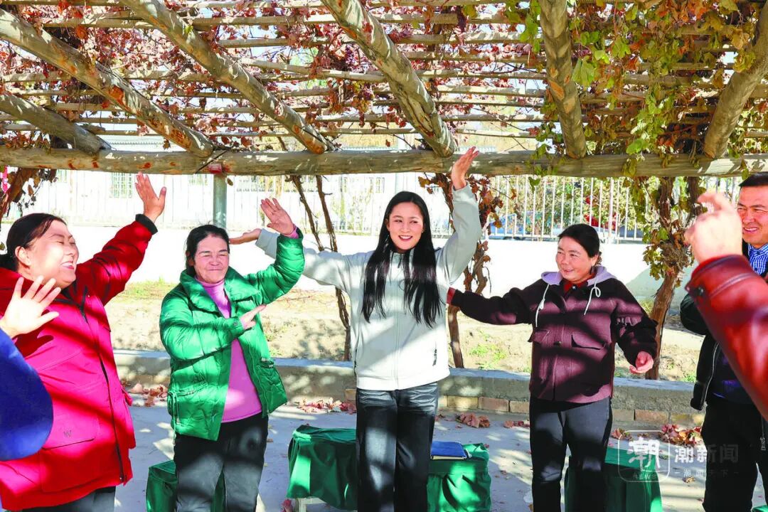 帕丽(左三)教村民们跳舞。 本报记者 王晨辉 摄.jpg 图片