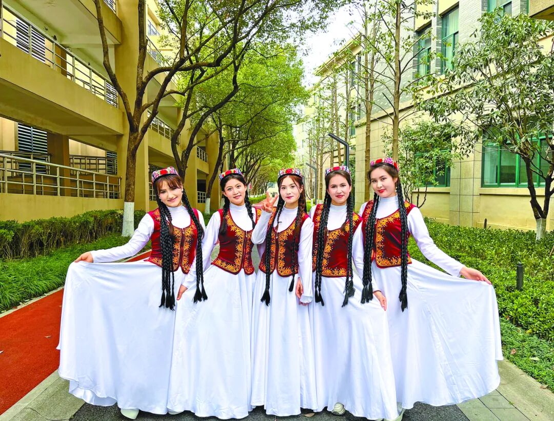 帕丽(左二)在浙江学习时和同批学员合影。 受访者供图.jpg 图片